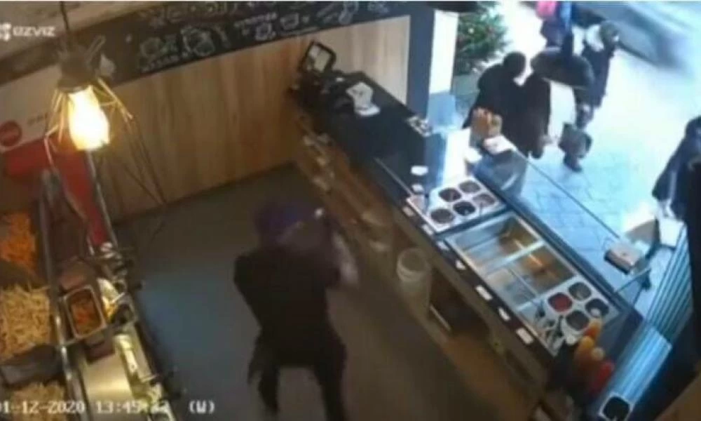 Γερμανία: Βίντεο ντοκουμέντο από τη στιγμή που το τζιπ περνά με ιλιγγιώδη ταχύτητα πριν «σπείρει» το θάνατο